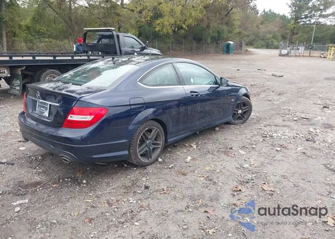 2012 Mercedes-Benz C 350 Sport z USA, uszkodzony, nr VIN WDDGJ5HB3CF817453